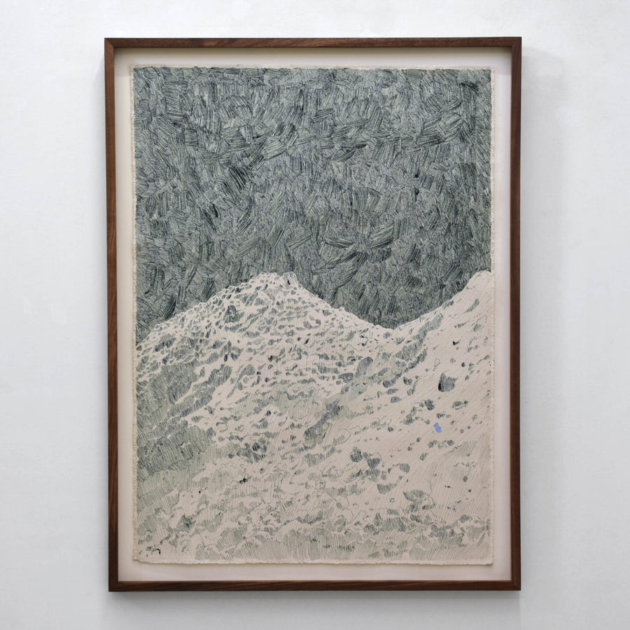 Neige/Constellation I de Karine Locatelli. Encre verte sur toile naturelle, cadre en noyer. Montagne de neige dans la nuit. Grand format vertical.