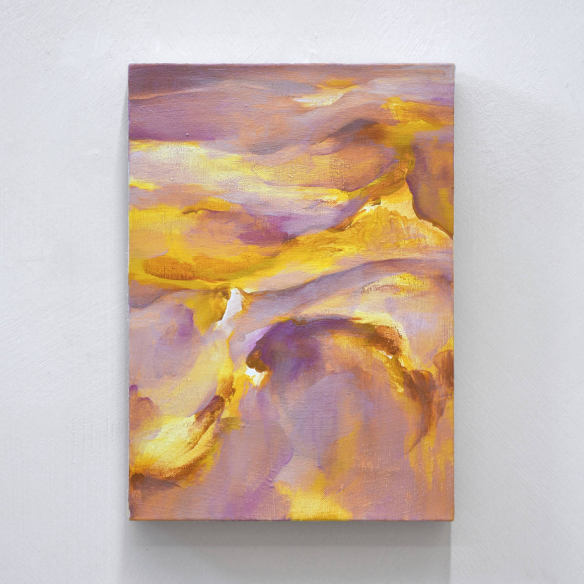 Détourner les sensations, par Laurence Belzile. Oeuvre abstraite féminine, rose et jaune. Petit format.