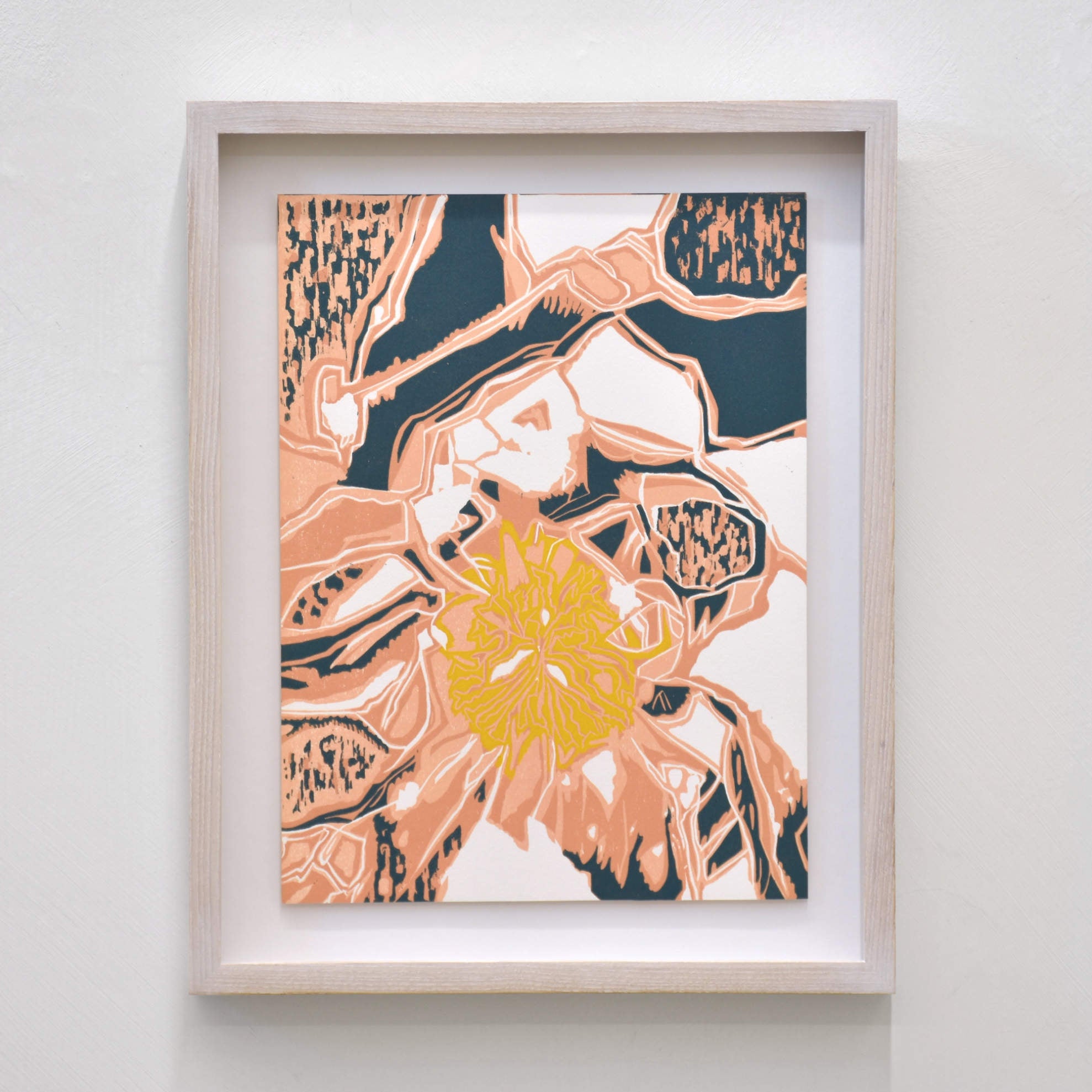 Sous l’effet du vent côtier III, par Marie-Claude Drolet. Estampe par gravure en réduction sur papier BFK Rives blanc. Composition orange et bleu d’un lichen sur un rocher.