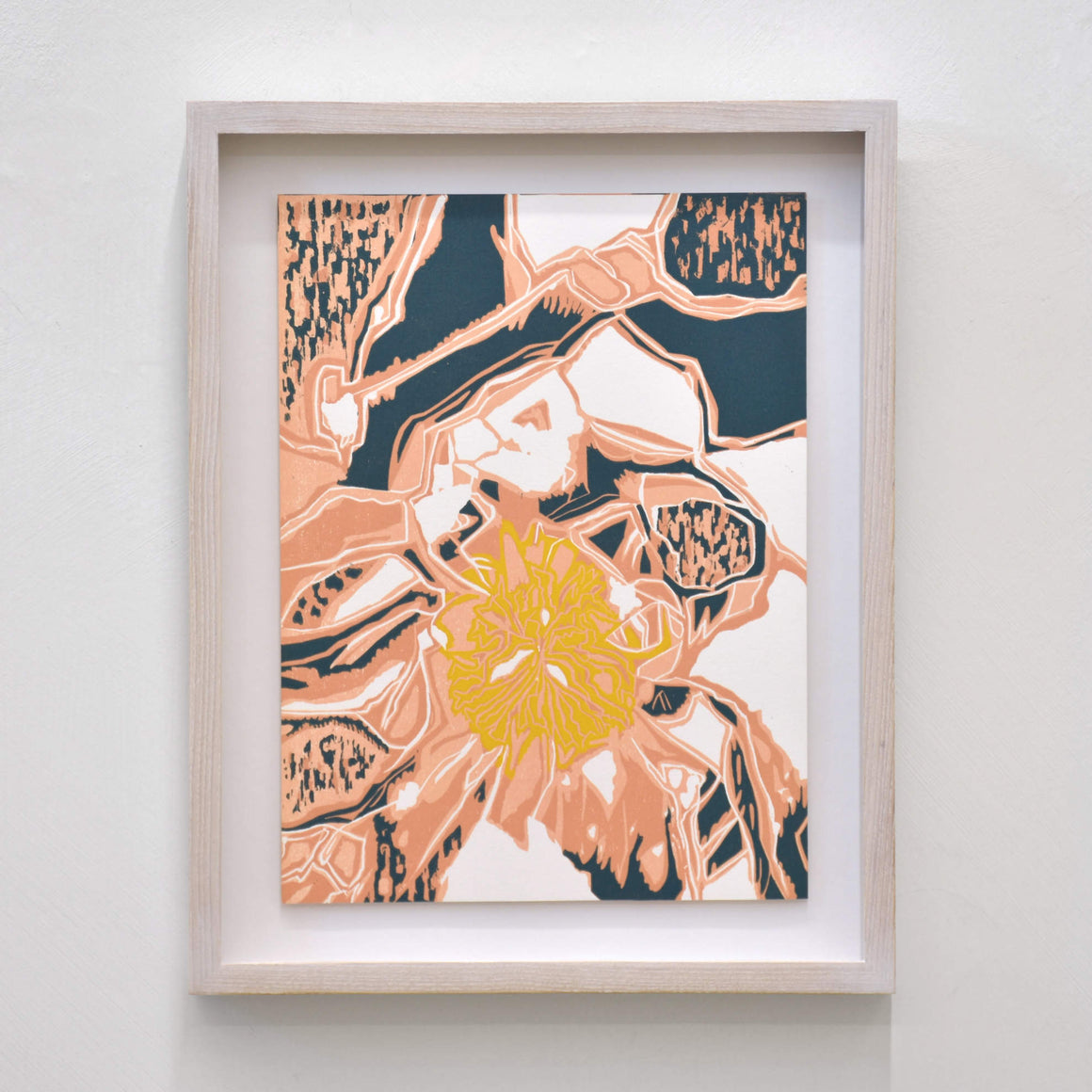 Sous l’effet du vent côtier III, par Marie-Claude Drolet. Estampe par gravure en réduction sur papier BFK Rives blanc. Composition orange et bleu d’un lichen sur un rocher.