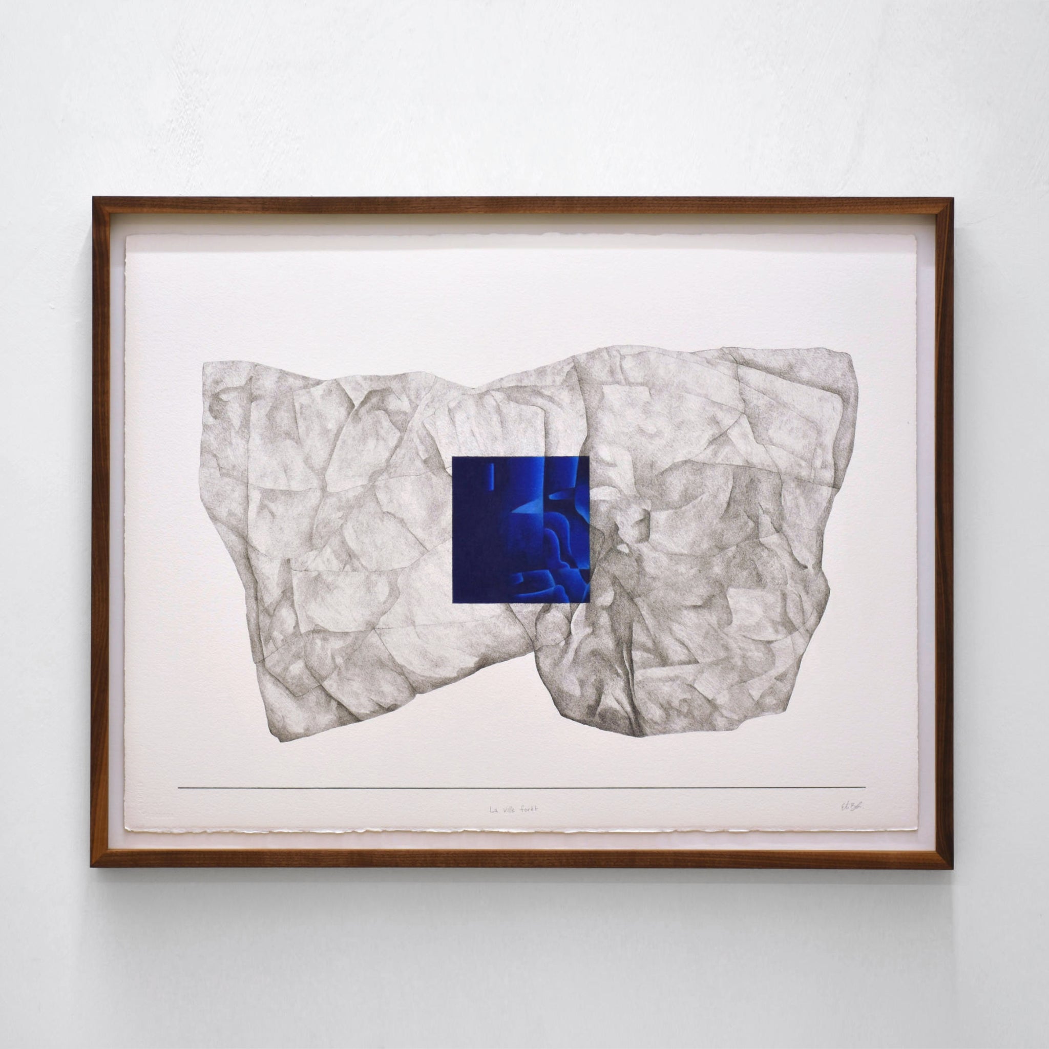 Ville lumière, par Elisabeth Gravel. Grand rocher en gravité dans l’espace. Au centre, un carré bleu. Dessin unique, cadre en noyer.