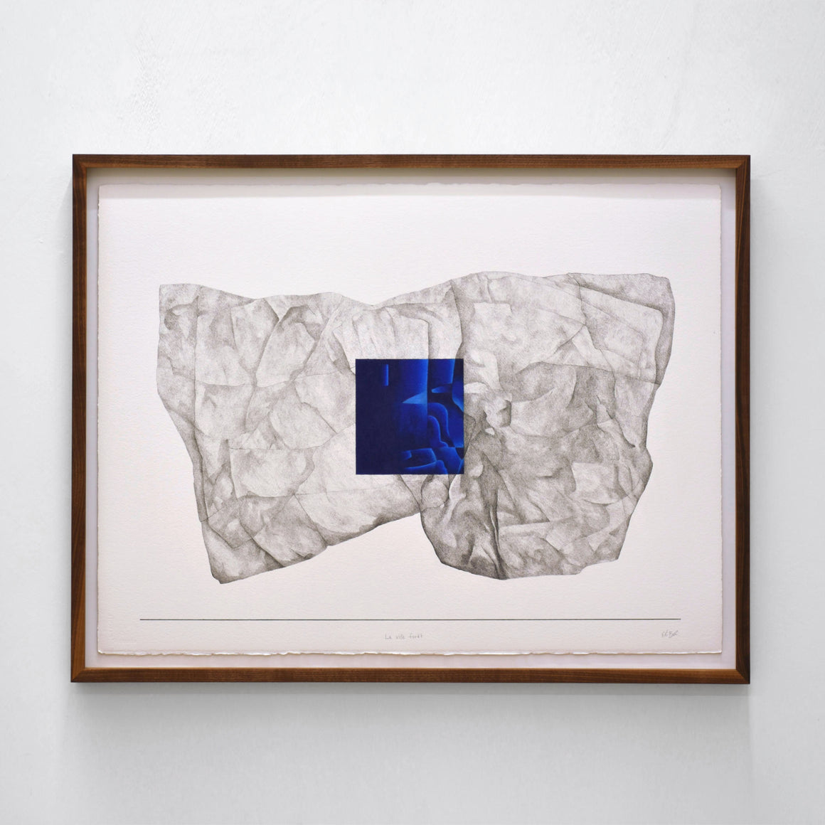 Ville lumière, par Elisabeth Gravel. Grand rocher en gravité dans l’espace. Au centre, un carré bleu. Dessin unique, cadre en noyer.