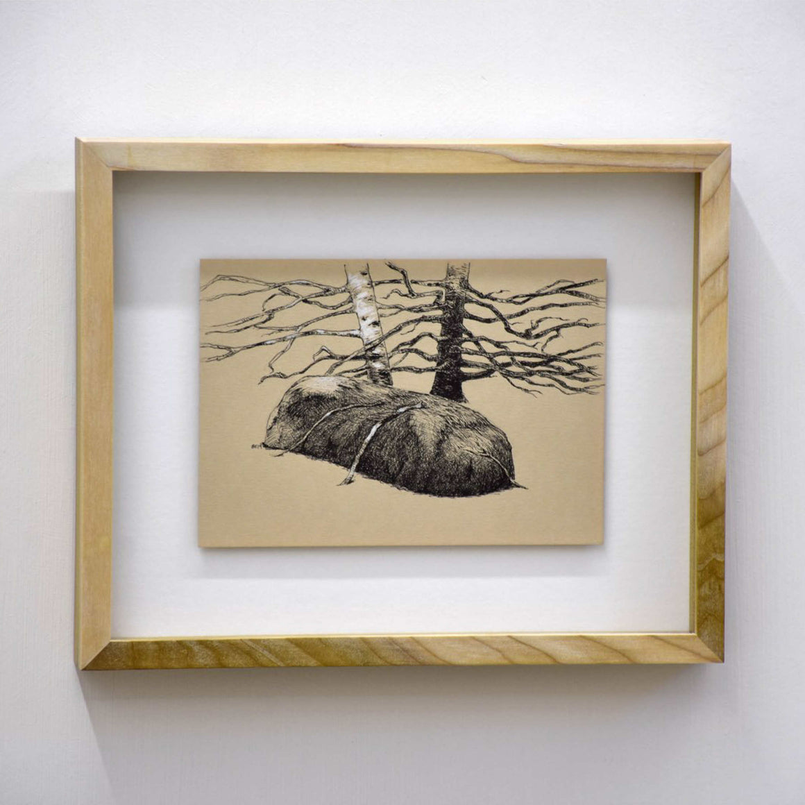Au revoir, de Benoit Chartier. Dessin à la plume sur papier, 6” x 8”, 2019. Cadre en peuplier. Arbres et rocher, composition épurée.