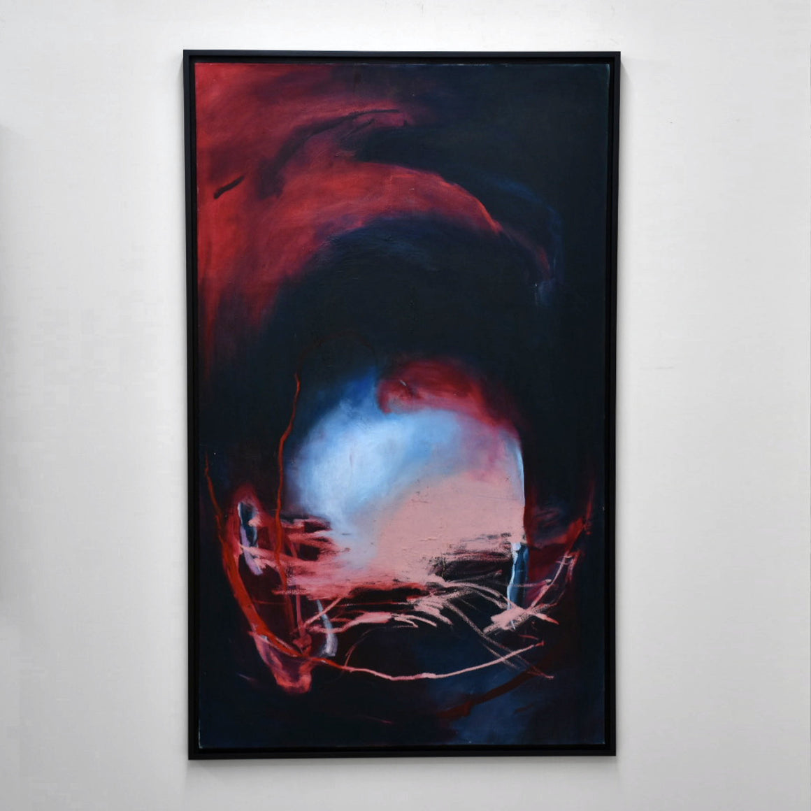 Grand format sans titre de Laurence Belzile. Peinture à l’huile sur toile, 36” x 60”. Composition en clair-obscur, avec traits rouges sur fond noir.