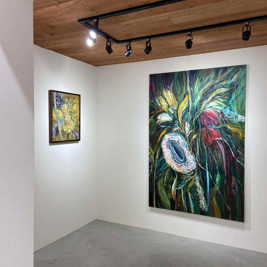 Sauvageries n° 2, peinture à l’huile sur toile, 48” x 72”, 2016, par Andréanne Le. Hudon. Un grand format d’un bouquet de fleurs mis en lumière à Kamouraska.