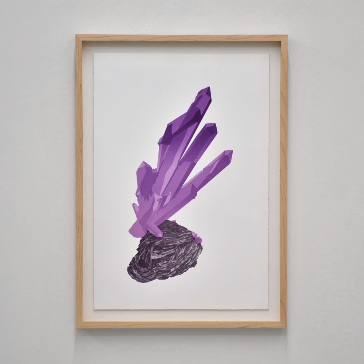 Hématite et quartz (améthyste), par Julie Bellavance. Dessin complexe d’un quartz mauve sur fond blanc. Impression lithographique en quatre passages. Tirage limité.