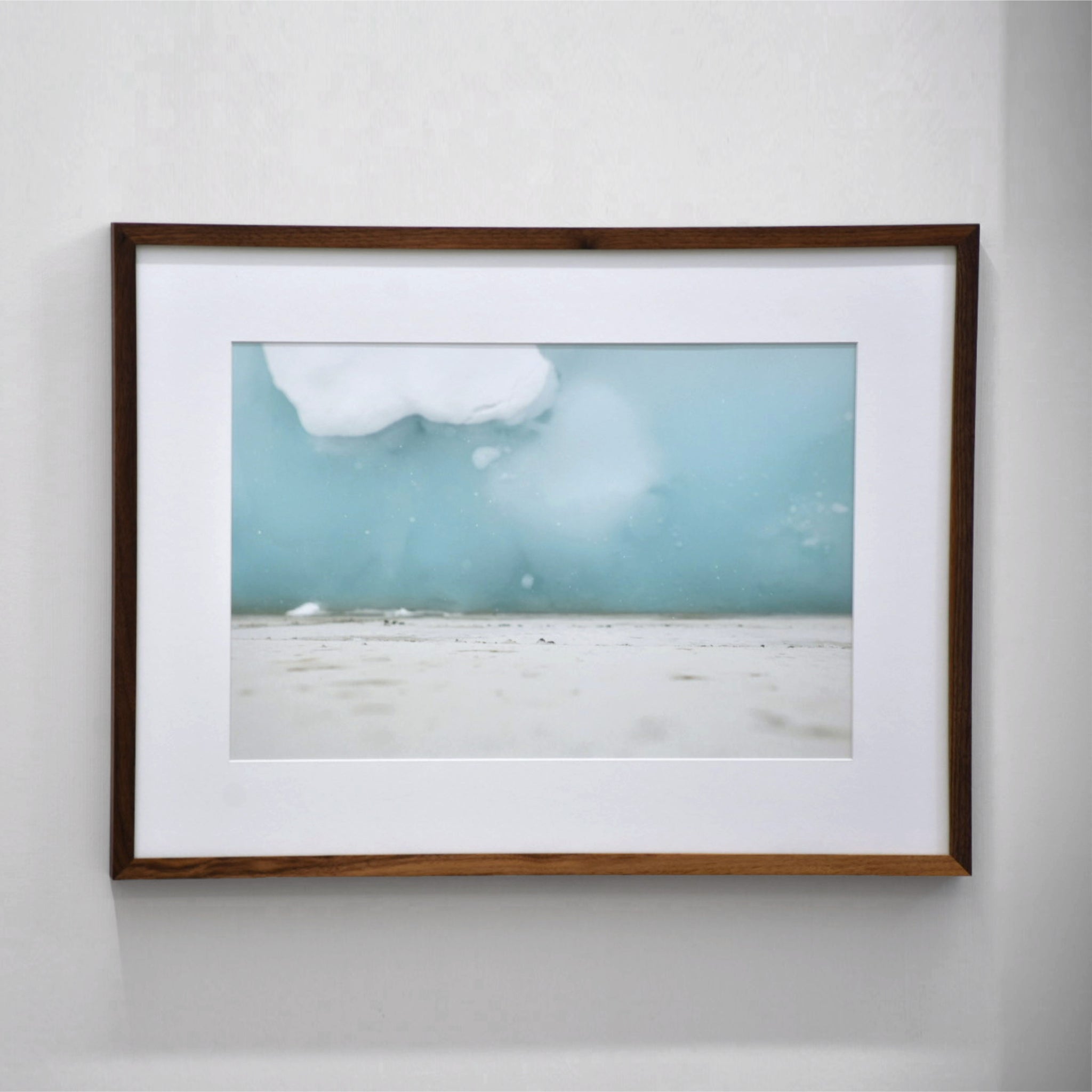 Hiver, jour 27, de Caroline Bolieu. Impression à jet d’encre sur papier, tirage limité de 20 exemplaires, 12” x 18”, 2019. Glaces sur eau turquoise au quai.