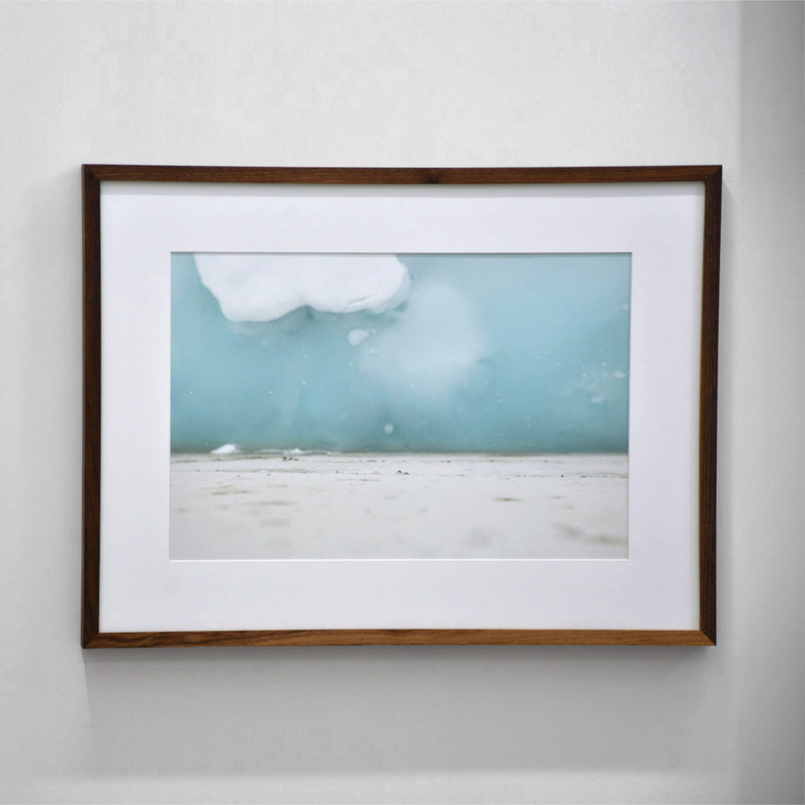 Hiver, jour 27, de Caroline Bolieu. Impression à jet d’encre sur papier, tirage limité de 20 exemplaires, 12” x 18”, 2019. Glaces sur eau turquoise au quai.