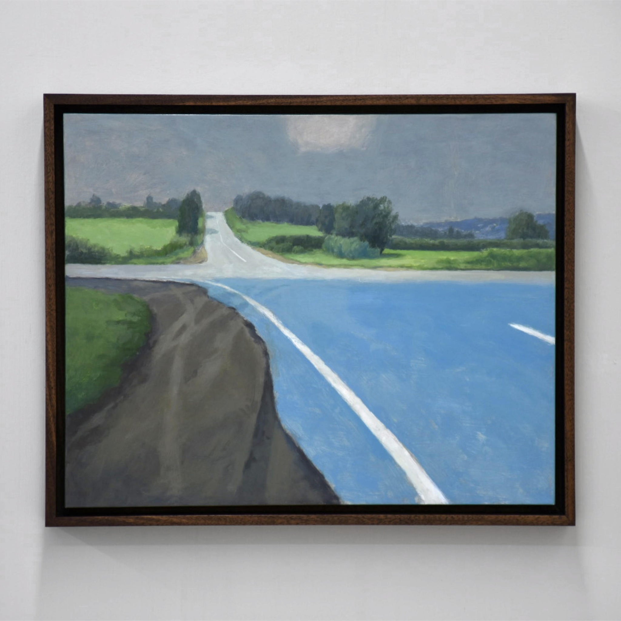 Intersection bleu, de Benoit Chartier. Acrylique sur panneau de bois, 16” x 20”, 2021. Lumière du soleil sur route asphaltée du Québec.