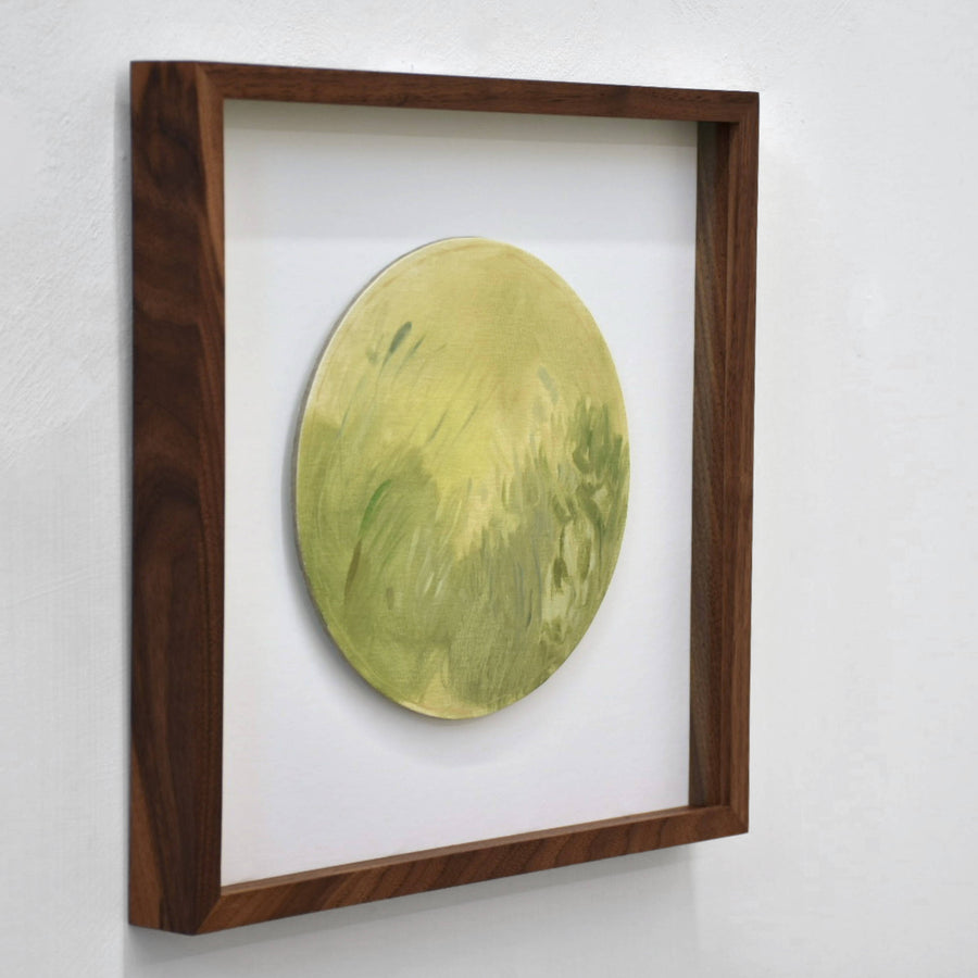 Jardin en juin III, par Vanessa Locatelli. Peinture à l’huile sur carton circulaire, encadrement en noyer de 13” x 13”, 2022. Nuancier de verts presque jaune.