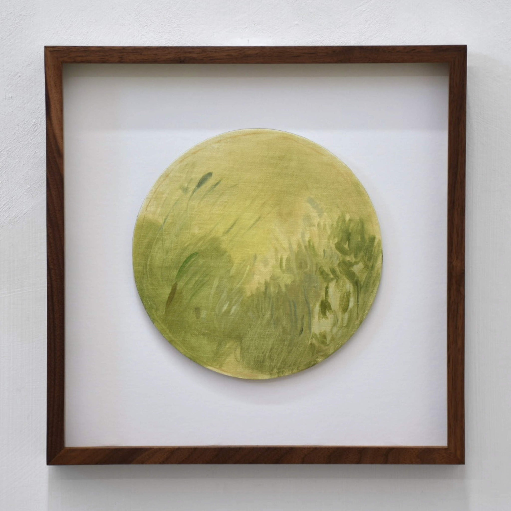 Jardin en juin III, par Vanessa Locatelli. Peinture à l’huile sur carton circulaire, encadrement en noyer de 13” x 13”, 2022. Nuancier de verts presque jaune.