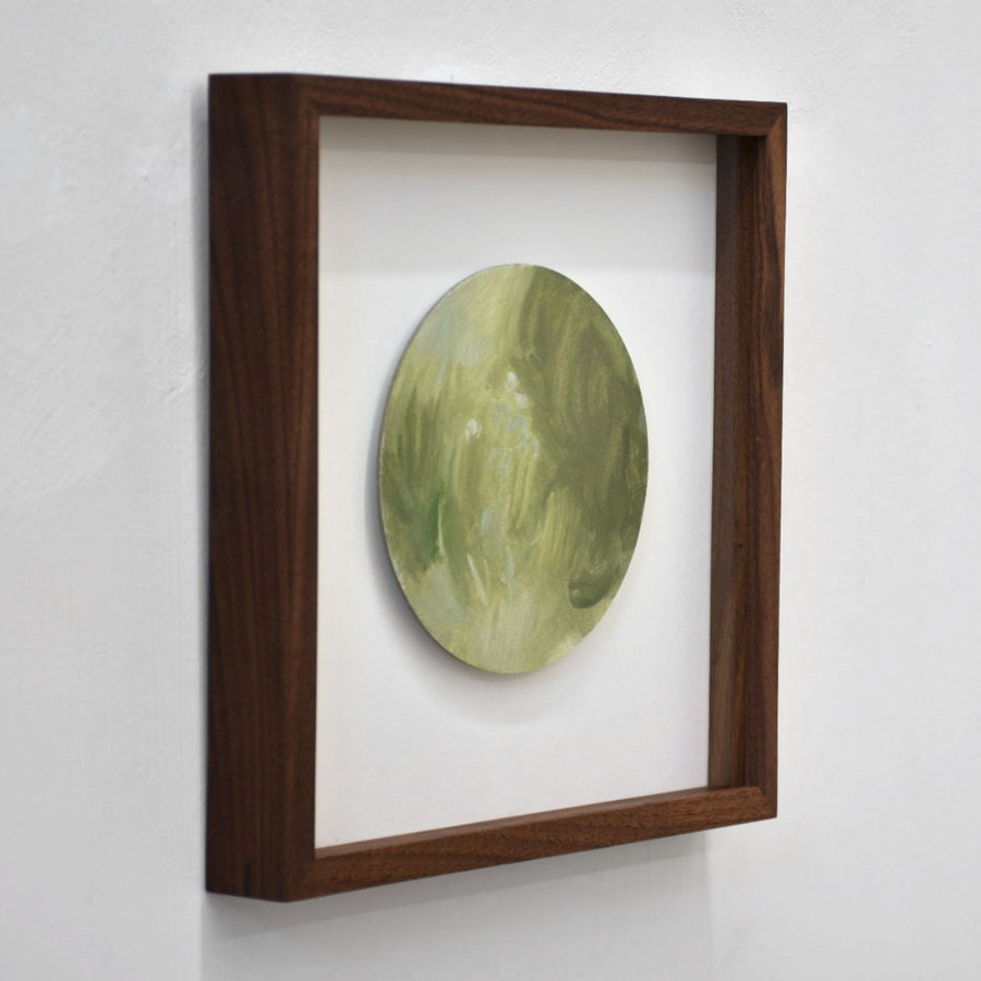 Jardin en juin II, par Vanessa Locatelli. Peinture à l’huile sur carton circulaire, encadrement en noyer de 11” x 11”, 2022. Nuancier de verts.