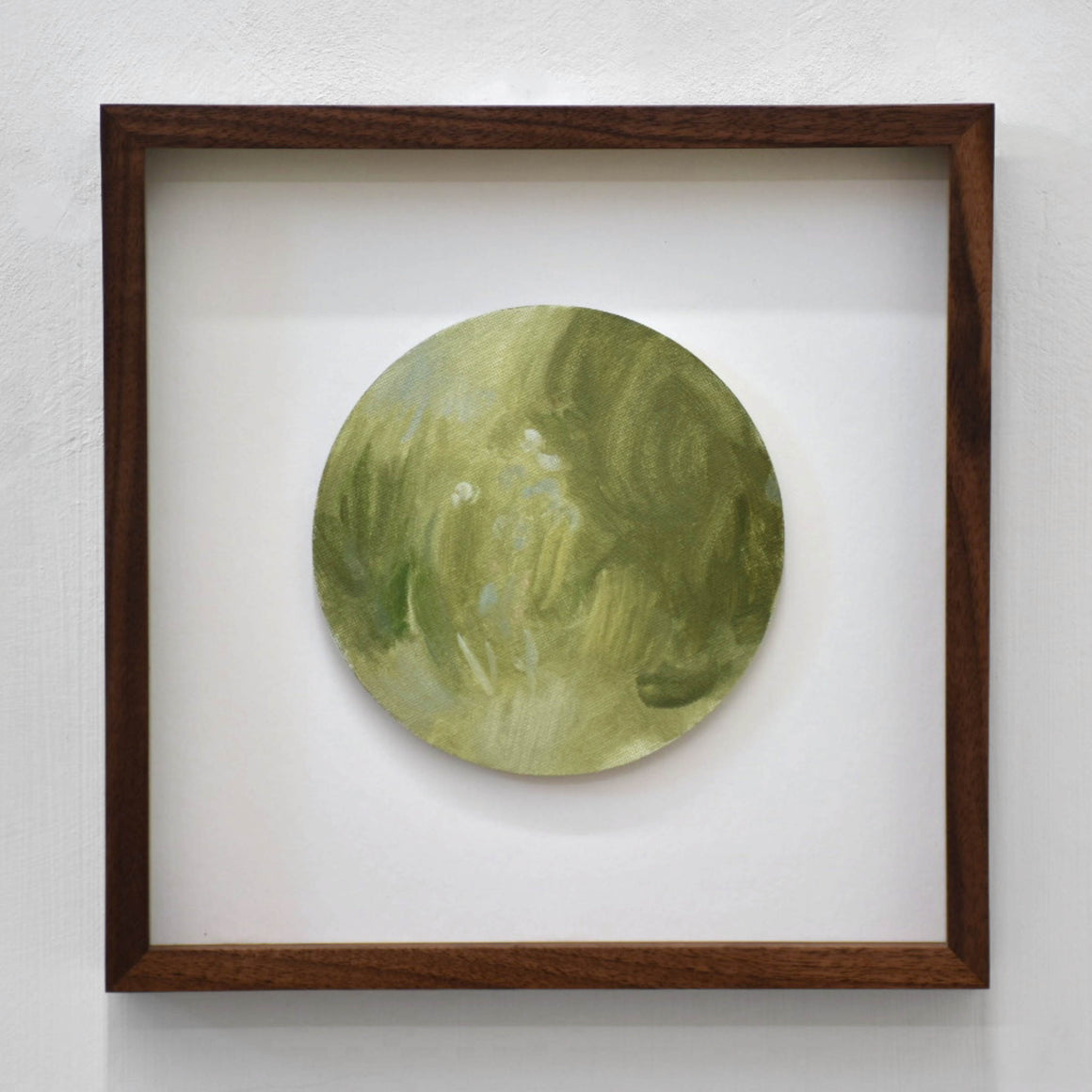 Jardin en juin II, par Vanessa Locatelli. Peinture à l’huile sur carton circulaire, encadrement en noyer de 11” x 11”, 2022. Nuancier de verts.