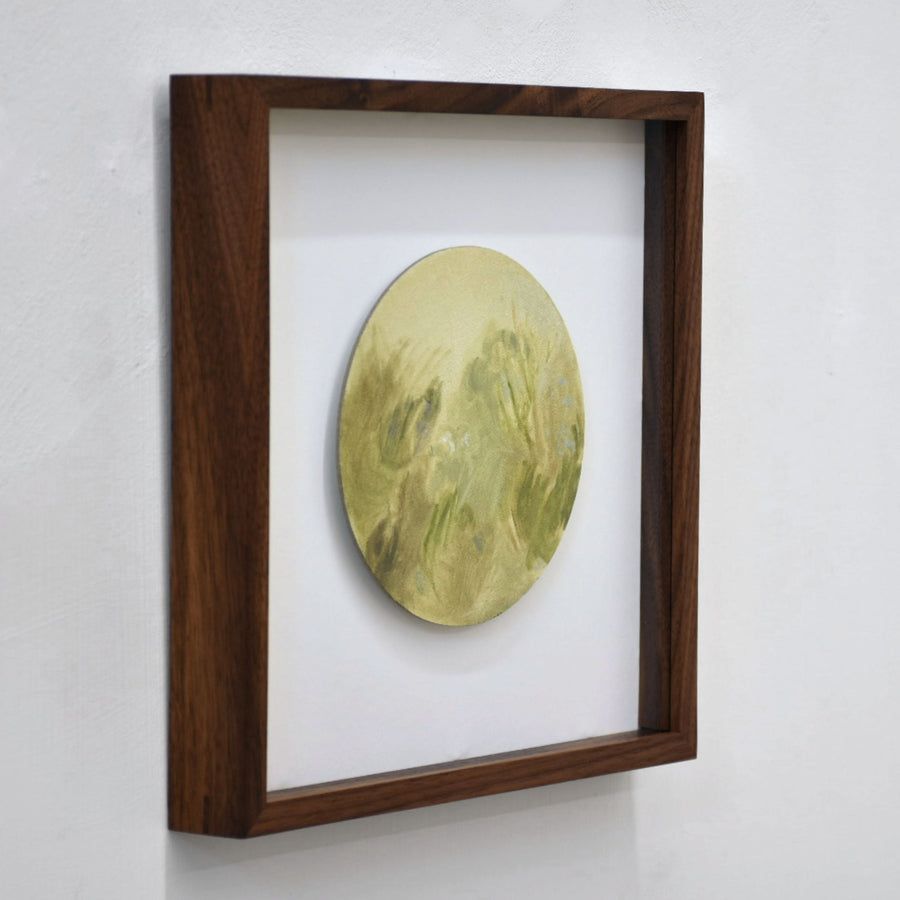 Jardin en juin I, par Vanessa Locatelli. Peinture à l’huile sur carton circulaire, encadrement en noyer de 11” x 11”, 2022. Étude de verts, ambiance de jardin.