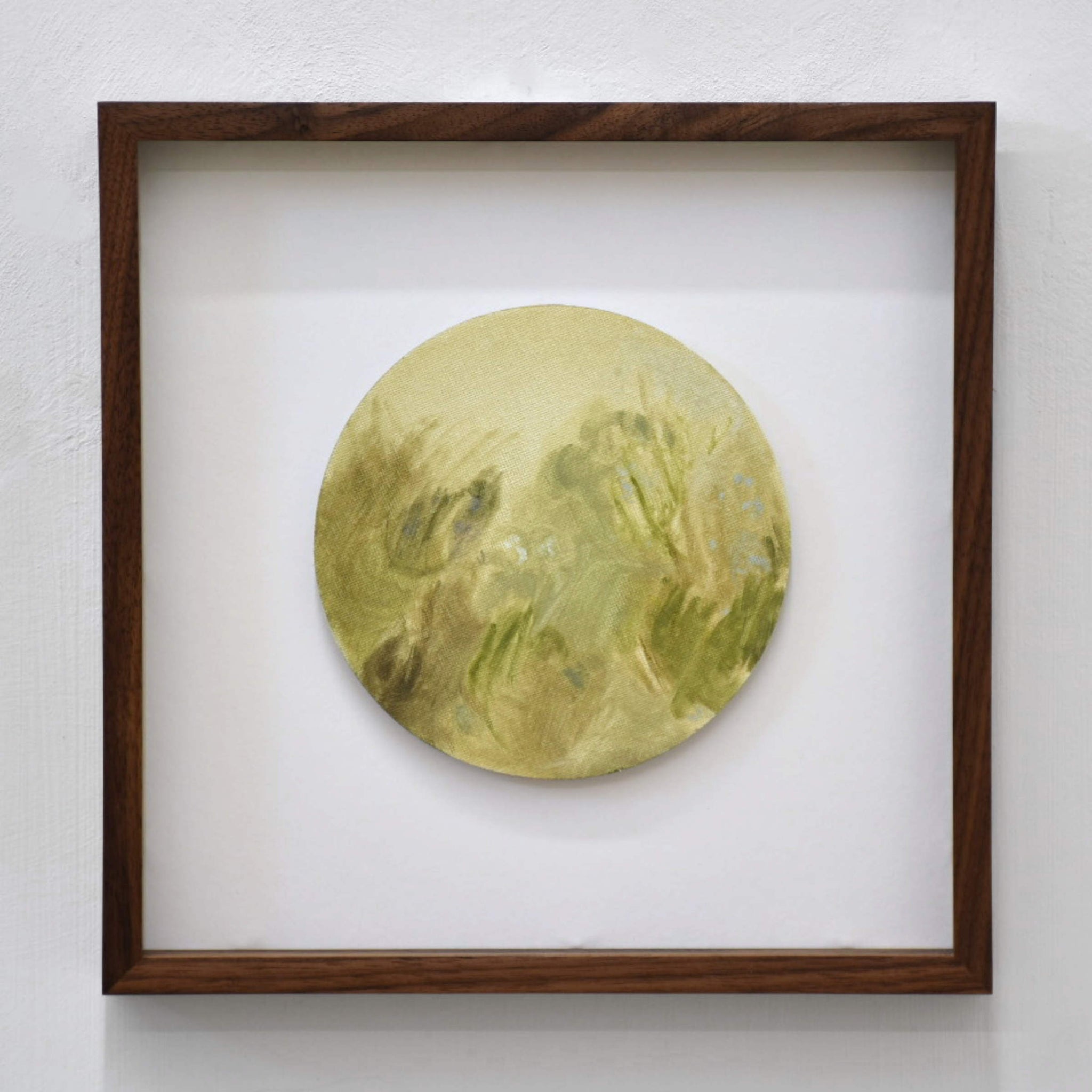 Jardin en juin I, par Vanessa Locatelli. Peinture à l’huile sur carton circulaire, encadrement en noyer de 11” x 11”, 2022. Étude de verts, ambiance de jardin.