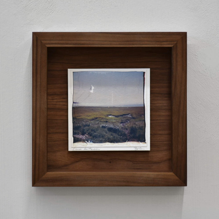 L’Anse des Mercier, par Caroline Bolieu. Transfert d’émulsion polaroid sur papier aquarelle. Boîtier en noyer. Photographie d’un rivage du Bas-Saint-Laurent.