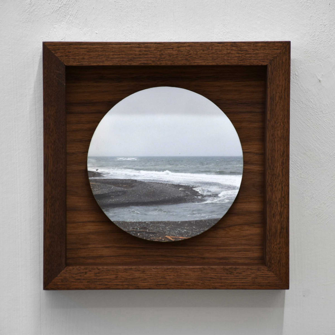 La force des vagues, par Caroline Bolieu. Photographie circulaire d’un rivage. Boîtier en noyer. Tirage unique.