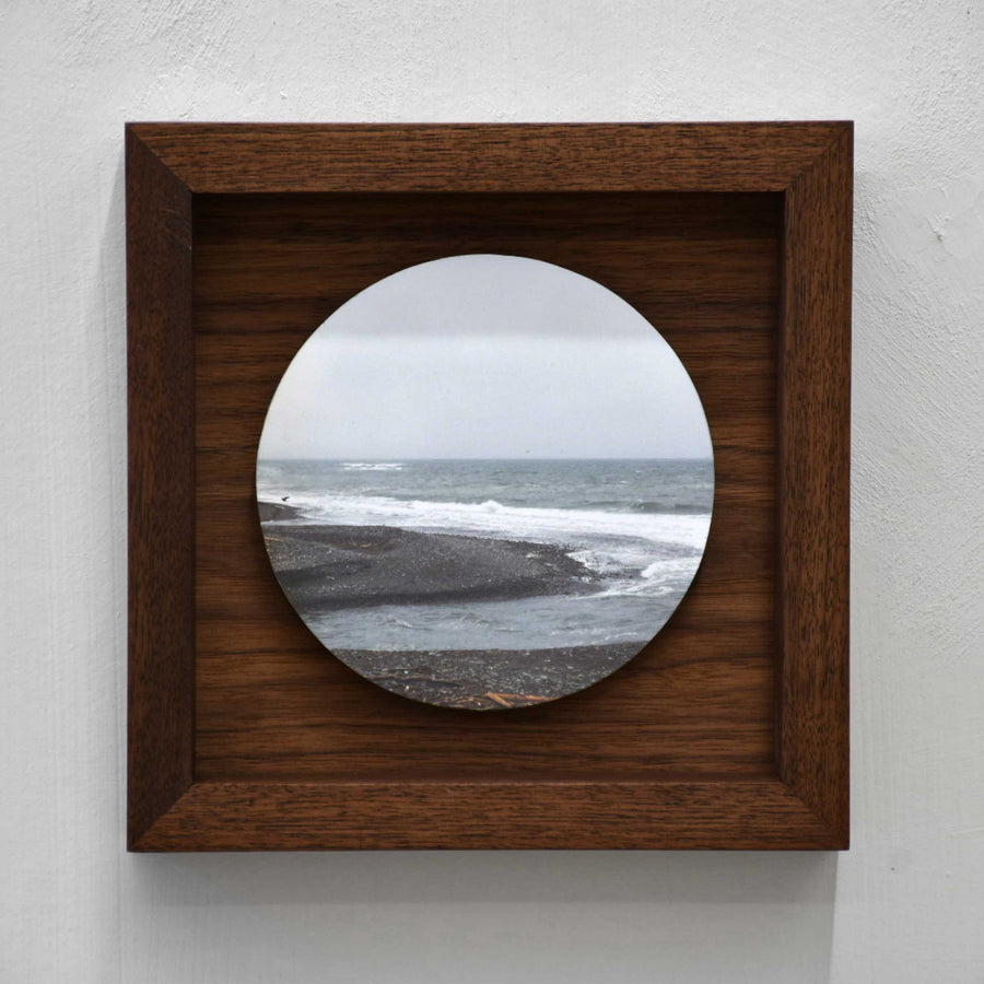 La force des vagues, par Caroline Bolieu. Photographie circulaire d’un rivage. Boîtier en noyer. Tirage unique.