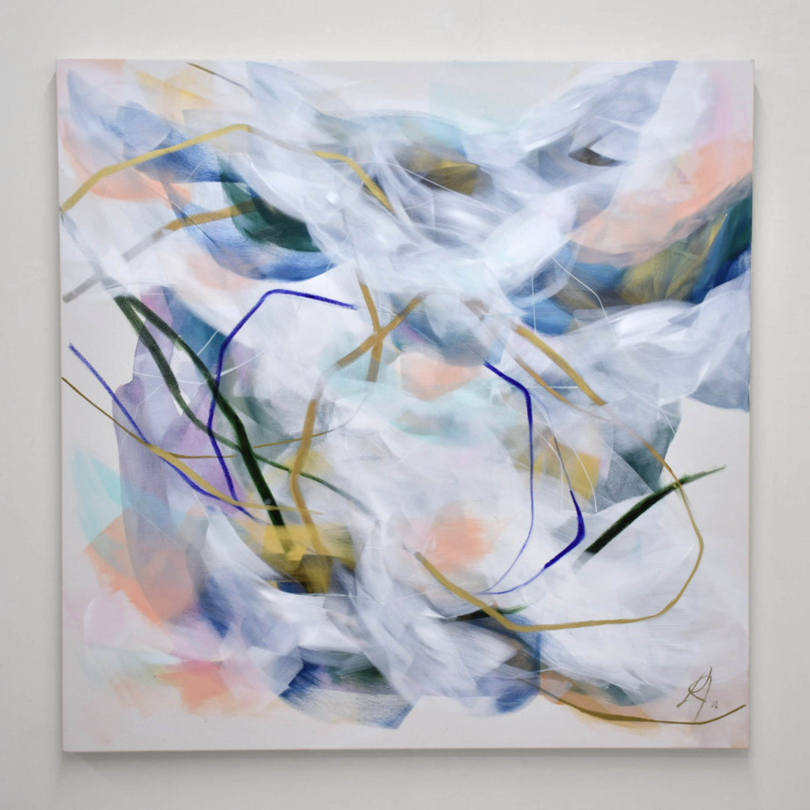 Overflowing with possibilities, par Lysa Jordan. Grand format carré de 48” x 48”, composition abstraite avec tons de bleu et de rose pâle.