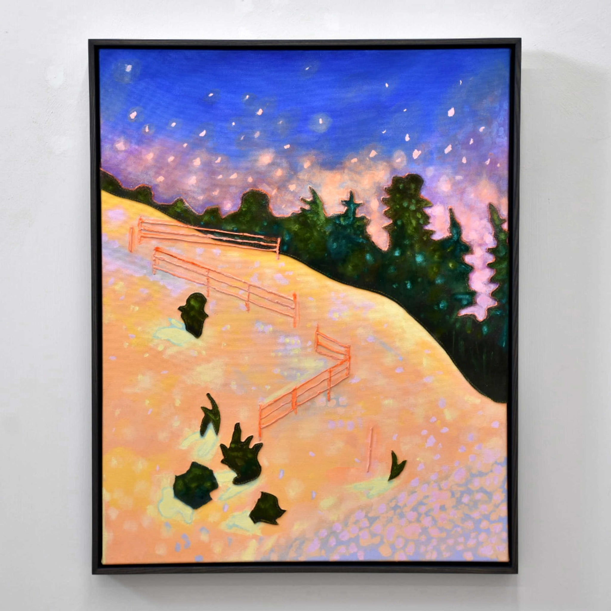 Parc du Gouffre de Josiane Lanthier. Acrylique et velours sur toile, 24” x 30”, 2022. Tableau nocturne d’hiver avec montagne de neige orange et ciel d’étoiles.