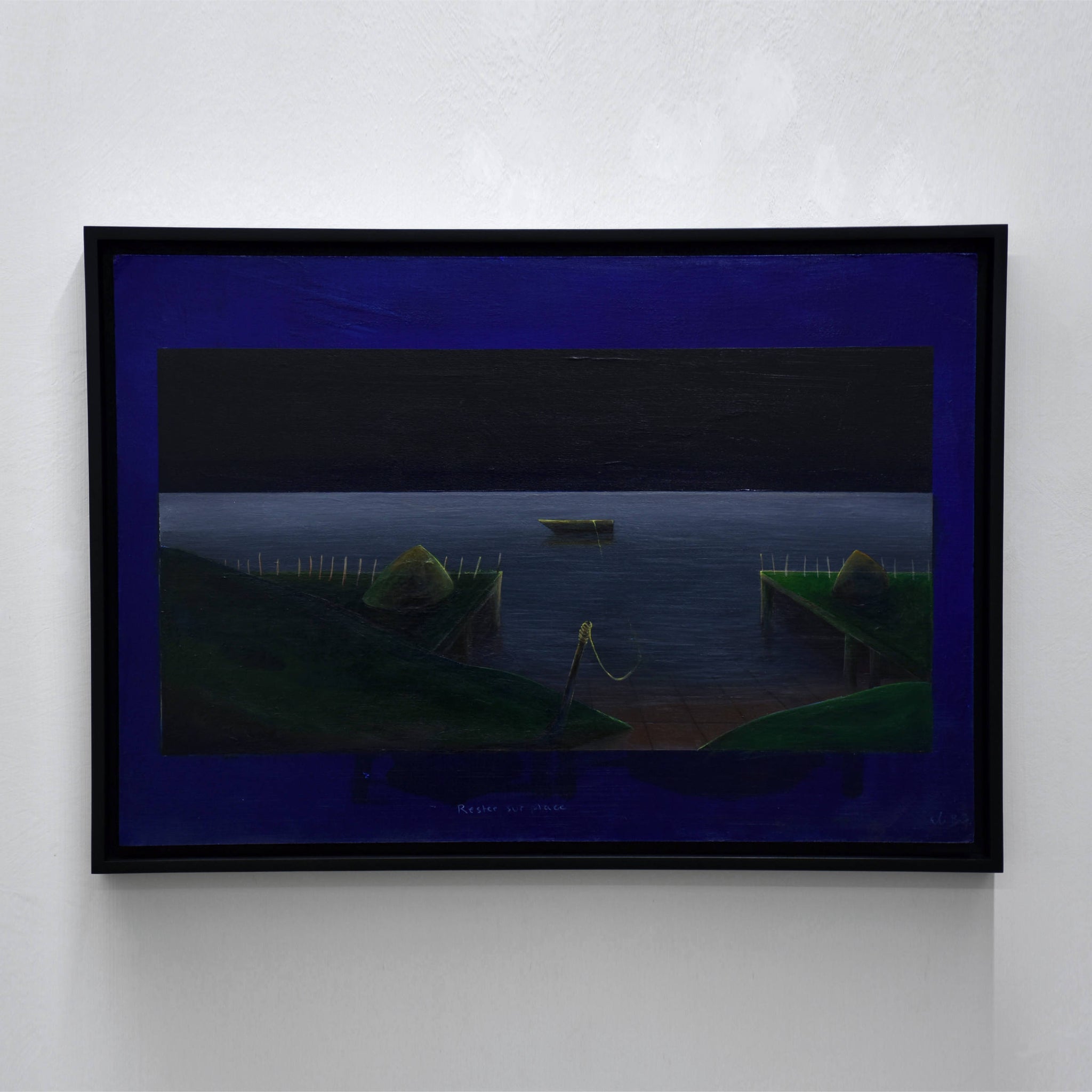 Rester sur place, par Elisabeth Gravel. Acrylique et crayon sur panneau de bois. Composition nocturne d’un bateau sur un lac.