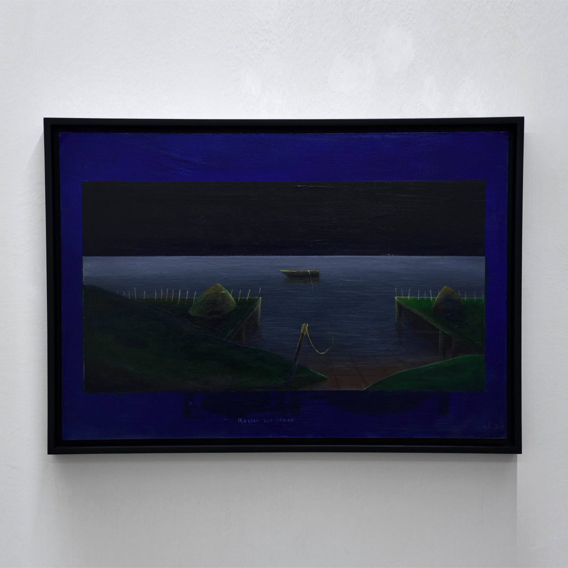 Rester sur place, par Elisabeth Gravel. Acrylique et crayon sur panneau de bois. Composition nocturne d’un bateau sur un lac.