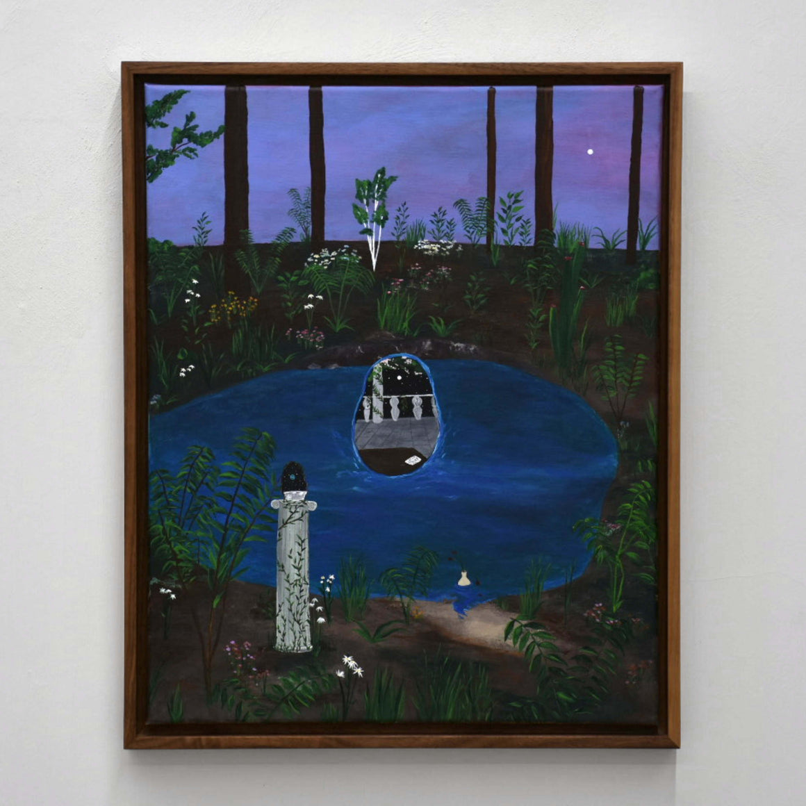 Sans titre de Gabriel Rioux. Petit format de 16” x 20”, acrylique sur toile, cadre en noyer. Scène surréaliste de nuit, un étang avec une ouverture sur une autre dimension.