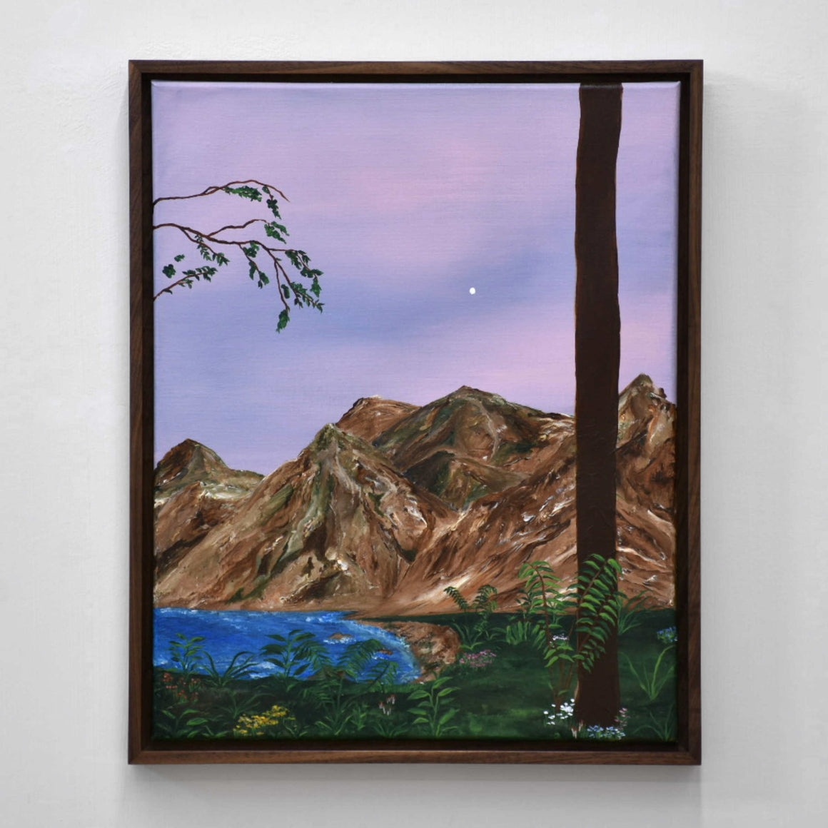 Sans titre, de Gabriel Rioux. Acrylique sur toile, 16” x 20”, 2021. Scène d’extérieur avec ciel rose, petite lune, grandes montagnes et arbre en avant-plan.