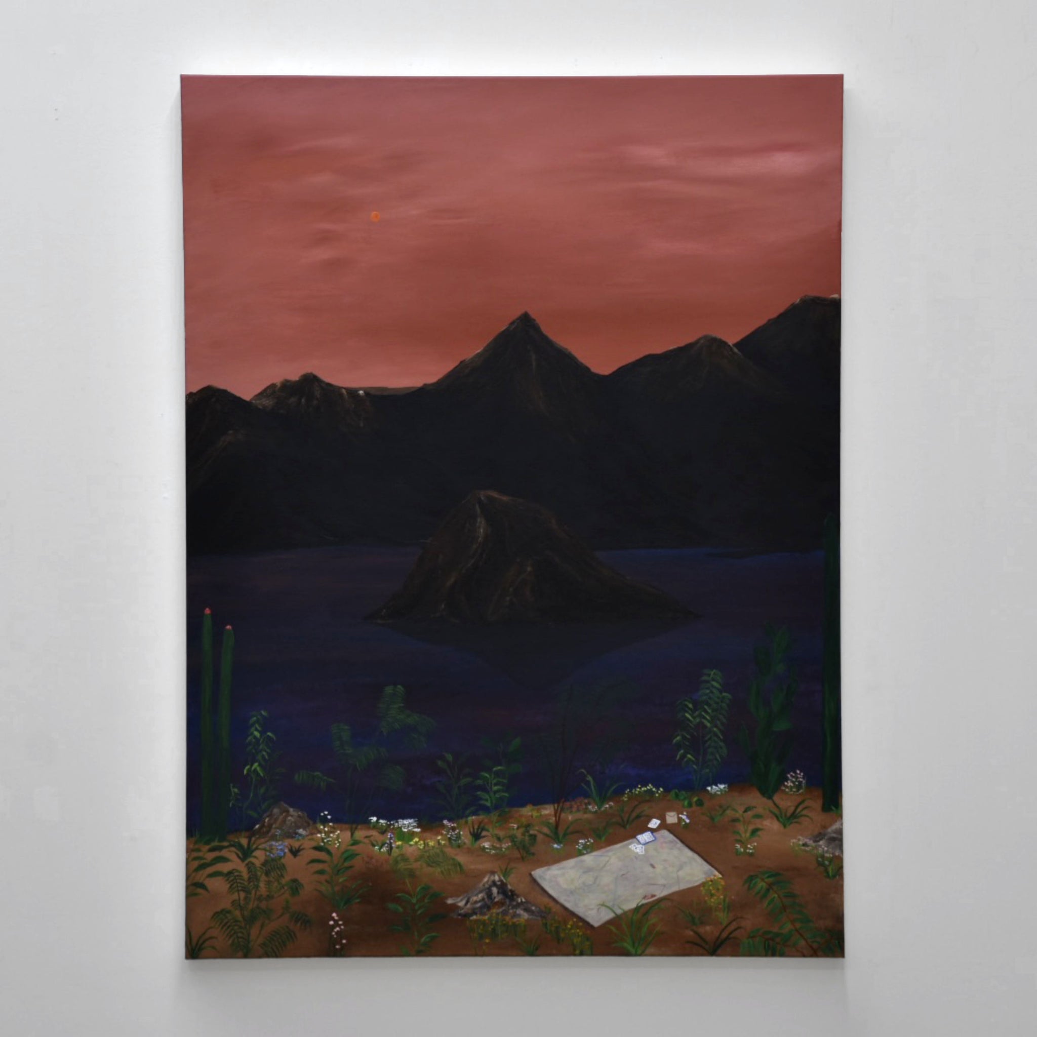 Tableau sans titre de Gabriel Rioux. Acrylique sur toile, 30” x 40”, 2021. Montagnes sur le bord d’un fleuve bleu, ciel rouge, rivage de plantes.