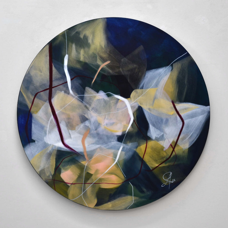 Shadow de Lysa Jordan, acrylique et pastel gras sur panneau de bois circulaire, 30” de diamètre, 2022. Composition nocturne abstraite.