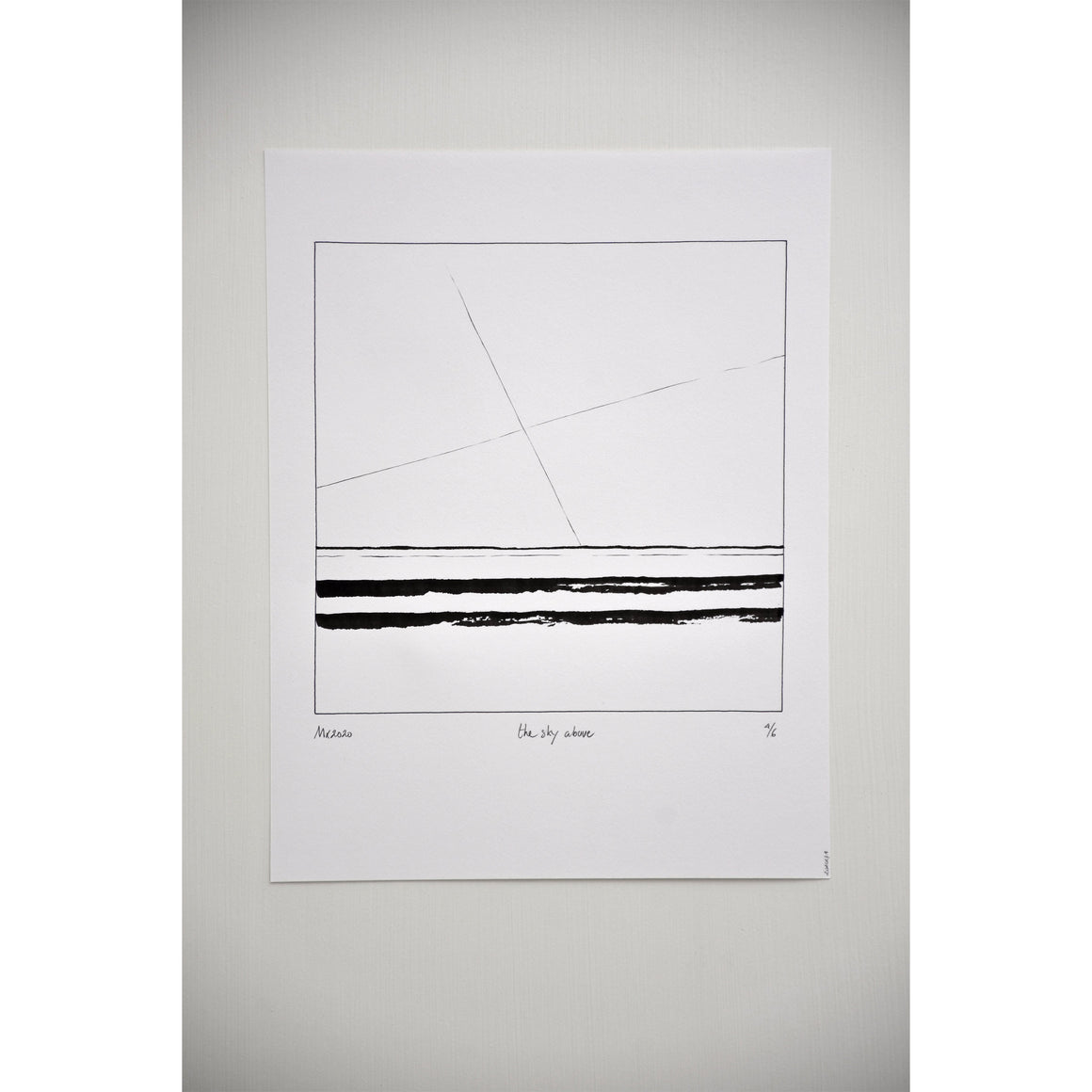 The Sky Above, dessin minimaliste de Marnix Bassie, encre noire sur papier Canson, encadrement en noyer ébène