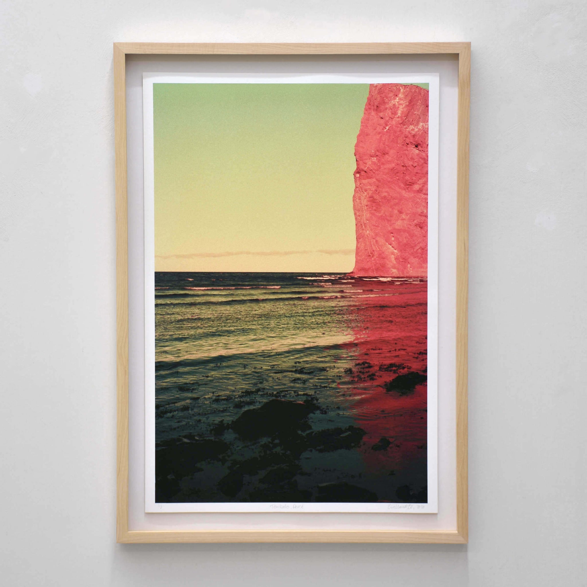 Tombolo, Percé d’Éva-Maude TC. Tirage limité d’une photographie sur pellicule 35 mm. Rocher Percé rose sur ciel vert.