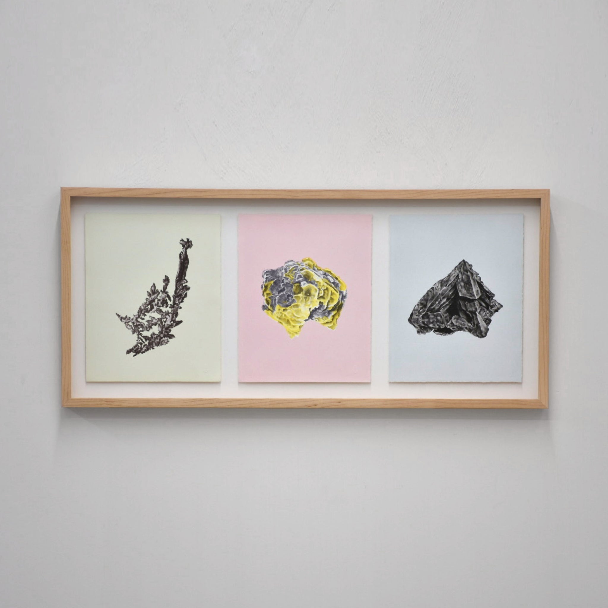 Triptique, cuivre natif, polylithionite, hématite pseudomorphe de magnétite, par Julie Bellavance. Encadrement horizontal en érable avec verre AR70.