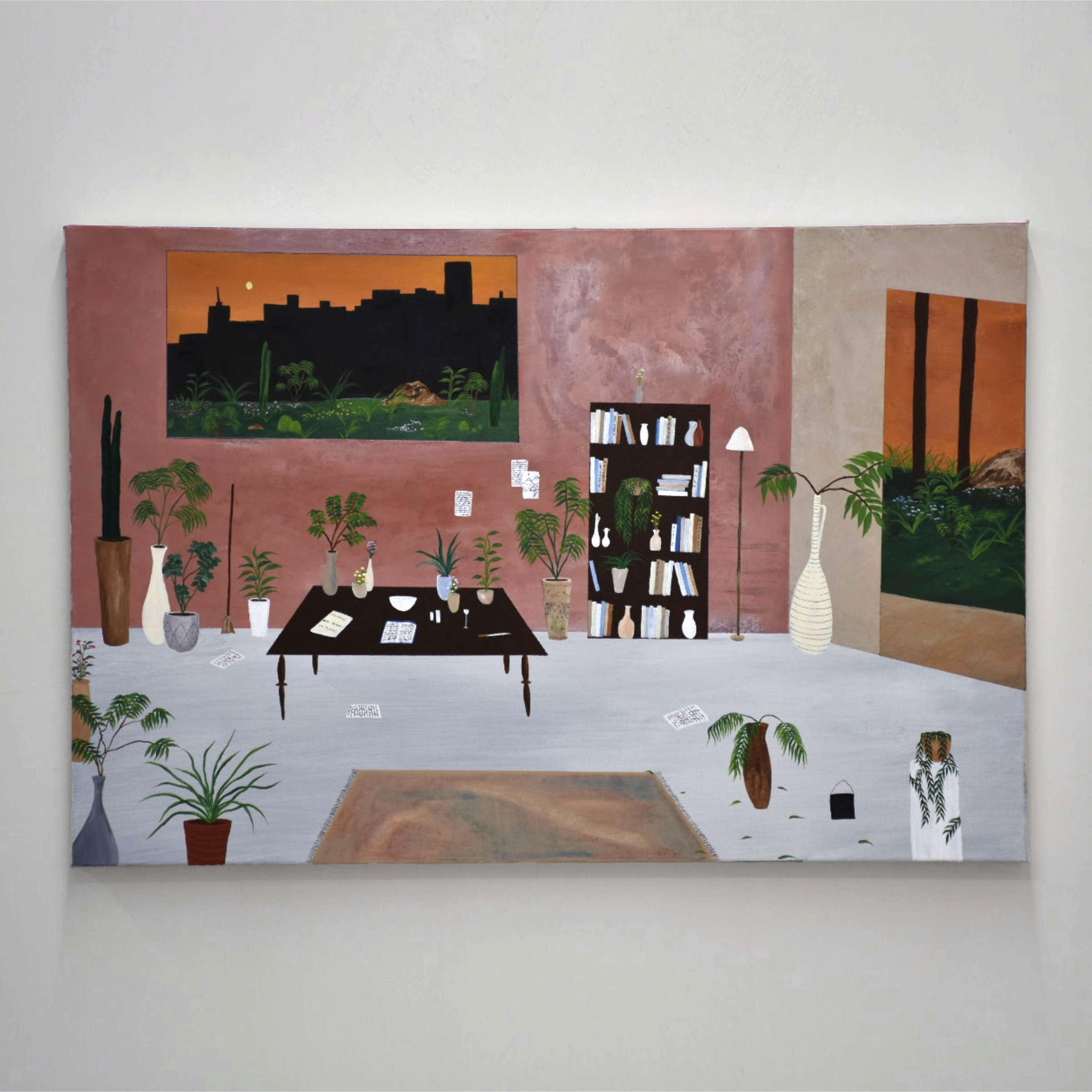 Sans titre de Gabriel Rioux. Acrylique sur toile, format horizontal de 24” x 36”, 2022. Décor d’intérieur avec plantes et ouverture sur une ville dans un ciel orange.