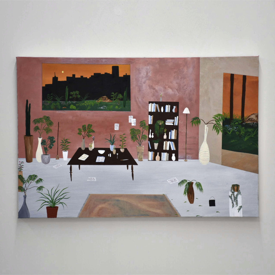 Sans titre de Gabriel Rioux. Acrylique sur toile, format horizontal de 24” x 36”, 2022. Décor d’intérieur avec plantes et ouverture sur une ville dans un ciel orange.